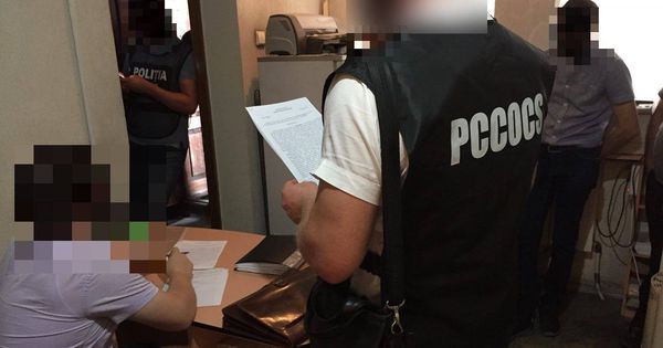 Правоохранители провели 14 обысков по подозрению в отмывании денег.