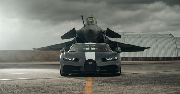 Bugatti устроила гонку гиперкара с палубным истребителем.
