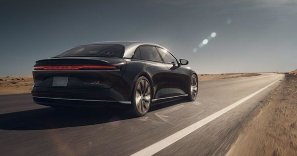 Lucid Air способен на одной зарядке проезжать до 517 миль или 832 километра.