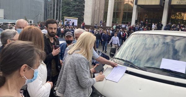 У Дворца Республики собралась очередь из желающих привиться.