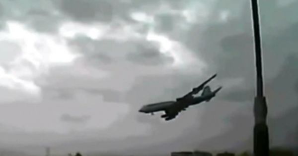 Şapte cadavre găsite în munţi după catastrofa aviatică din Iran.