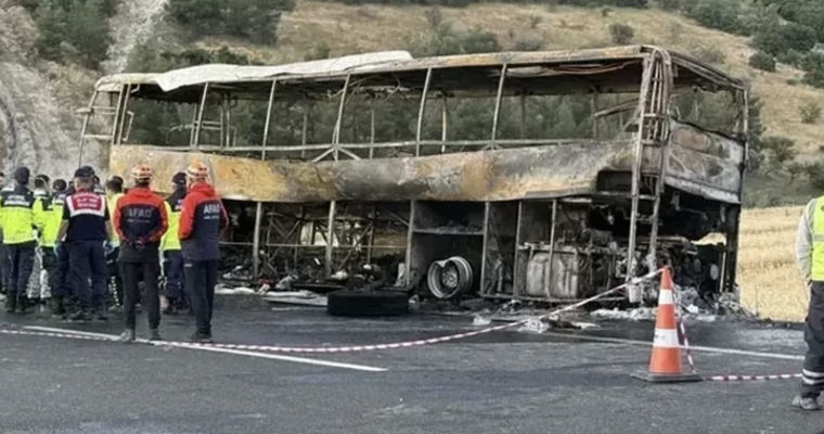 В Турции при пожаре в пассажирском автобусе погибли 8 человек.