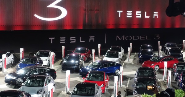 Как отметил глава компании, вместе с пятью тысячами Model 3 также были выпущены электрокары Model X и Model S. 