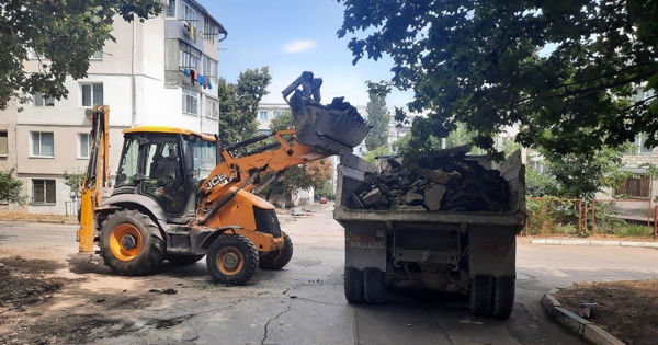 Начался ремонт тротуара возле лицея им. Михаила Ломоносова.