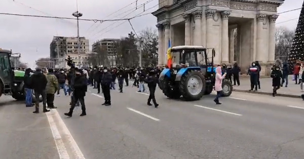 Протестующие фермеры пытаются попасть в здание правительства.