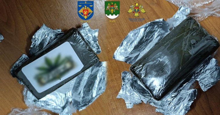 Пассажир пытался избавиться от гашиша во время досмотра на КПП в Кагуле.