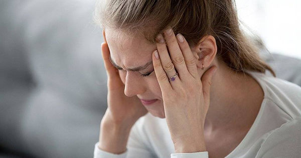Невролог рассказала о причинах мигрени летом.