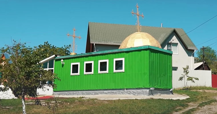 В Кишиневе священник проводит службы в вагоне.