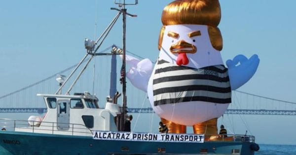 Гигантская надувная фигура цыпленка в тюремной робе и с прической Трампа проплыла у побережья Сан-Франциско.