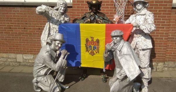 Молдавские мимы представили живые скульптуры на фестивале в Бельгии.