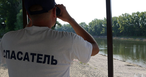 Два подростка едва не утонули в Днестре.