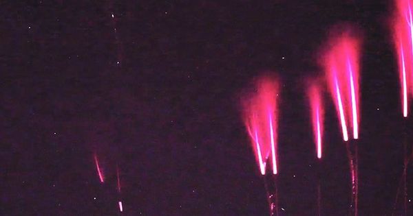 Российский астроном снял на видео уникальные красные молнии.