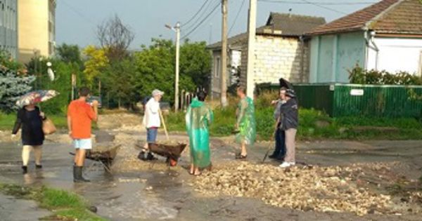 Дорога по ул. Галацана долгое время в ямах. Прошедшие за последний месяц дожди усугубили ситуацию и ямы увеличились.
