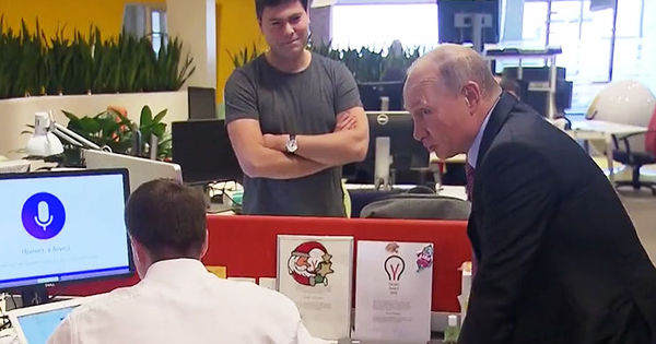 Как пояснил президенту сотрудник компании, «Алиса» способна синтезировать речь.