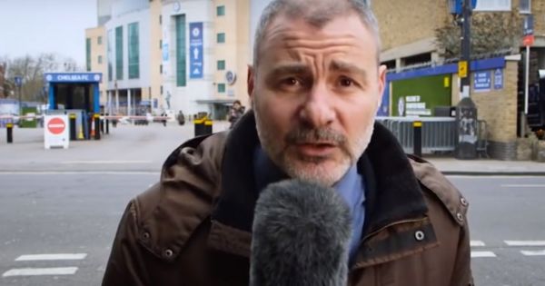 Un reporter italian a avut parte de un incident neobișnuit în timp ce transmitea în direct.