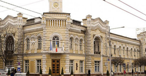 В разгар кризиса примэрия покупает новые занавески, ковры и цветы.