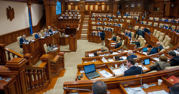 Парламент проголосовал за меры во время ЧП в области общественного здравоохранения.