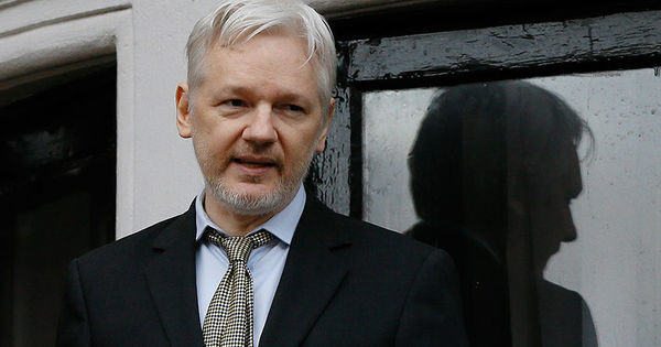 The Guardian узнала о девяти встречах лоббиста Дерипаски с Ассанжем.
