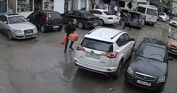 Потерявшая сознание женщина устроила массовое ДТП и едва не сбила пешехода в Крыму.