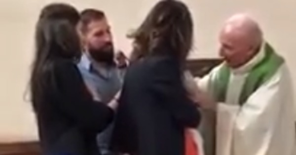Священник хлестнул плачущего ребенка по щеке на глазах у людей.