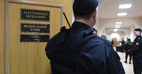 Подсудимый своей вины не признает, заявляя, что все зарегистрированные — его друзья.