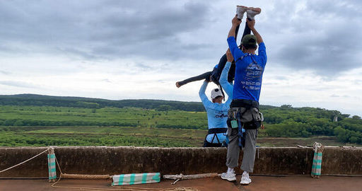 În Brazilia, organizatorii au uitat să fixeze o frânghie și au lăsat o fată să cadă de la înălțime.