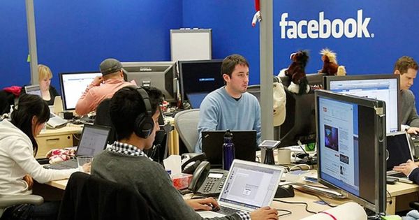 СМИ сообщают о недовольстве сотрудников Facebook политикой компании.