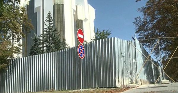 Вокруг президентуры возведен третий по счету забор.