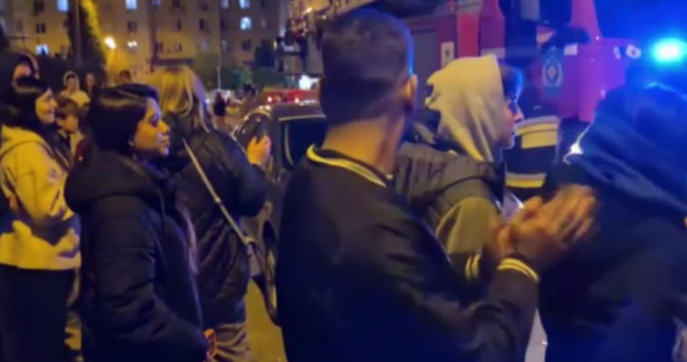 Жители столицы выступают за запрет пиротехники после возгорания балкона.