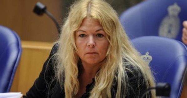 Дилле обвинила другого депутата, Арнуда Ван Доорна, в организации изнасилования.