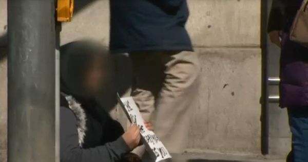 Cerșetori romi, pe străzile din Toronto. Susțin că sunt refugiați
