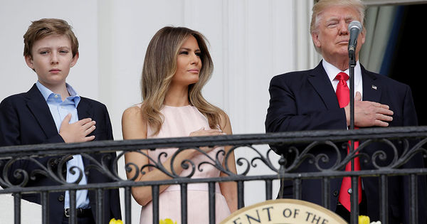 Меланья Трамп ткнула мужа, чтобы он положил руку на сердце во время исполнения гимна.