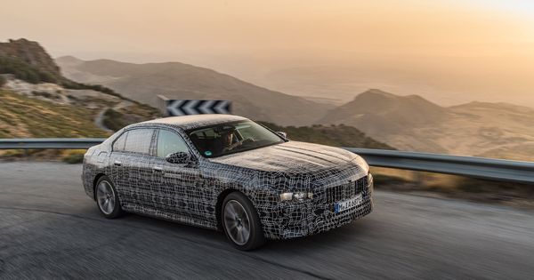 Электрический BMW i7 проходит испытания в жарких странах.