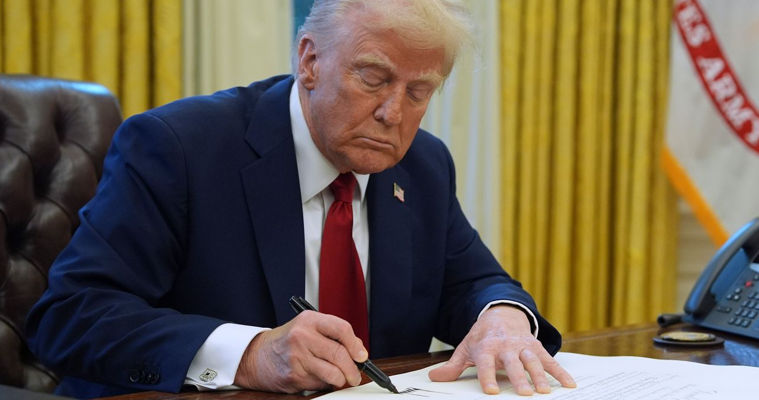 Трамп распорядился приостановить всю военную помощь Украине.