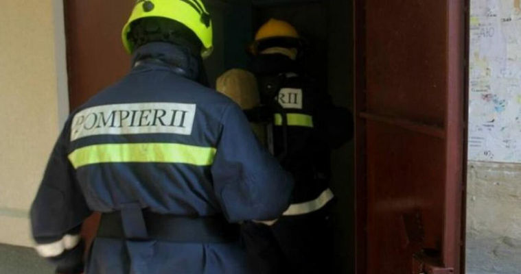 В Сороках спасатели эвакуировали двух детей и троих взрослых из-за пожара в пятиэтажке.
