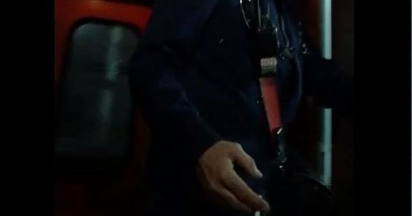 România: Controlor prins în tren cu ţigara aprinsă. Foto: Digi24