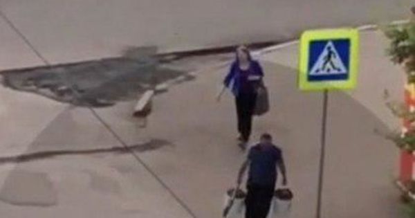 Некоторые члены сообщества предположили, что мужчина планирует закрыть украденным асфальтом ямы около своего подъезда.