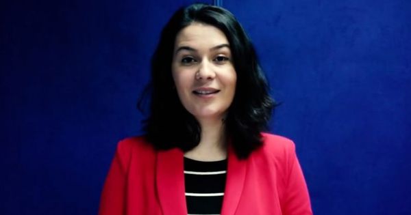 Zina Bivol, vloggerița care-și recită propriile versuri. 