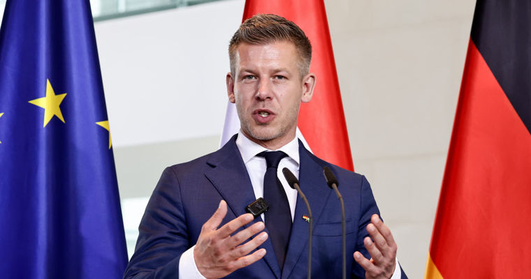 Politico: Венгрия больше не будет блокировать заявку Украины на членство в ЕС.