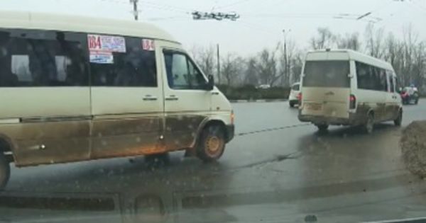 Şoferul unui microbuz cu pasageri a tractat un alt microbuz. Foto: Captură video