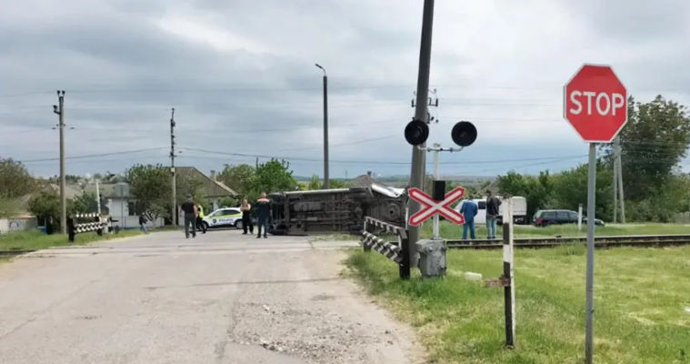 Во Флорештах автомобиль перевернулся после столкновения с поездом.