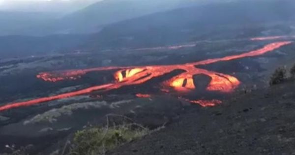 В Эквадоре эвакуировали сотни людей из-за извержения вулкана.