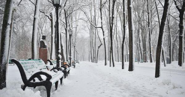 Vreme stabilă în weekend cu ninsori slabe. Câte grade vor fi