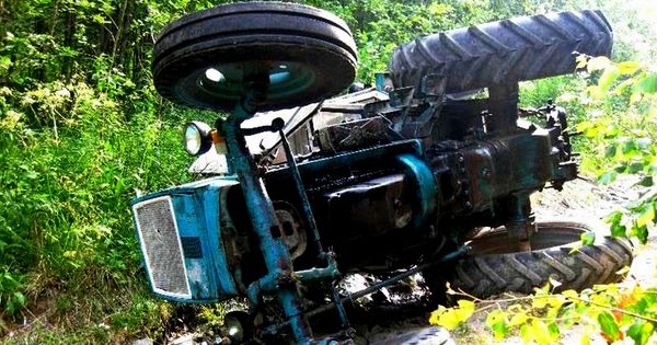 В Калараше мужчина перевернулся на тракторе и погиб.