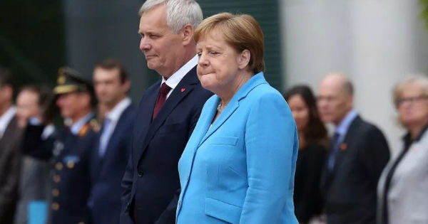Стало известно, что Меркель шептала во время приступа.