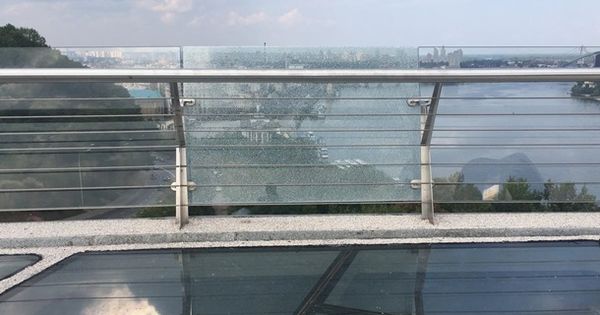 В Киеве на пешеходно-велосипедном мосту, который в народе именуют "мост Кличко", треснуло боковое стекло.