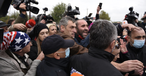Протест сторонников Саакашвили у руставской тюрьмы перерос в столкновения.