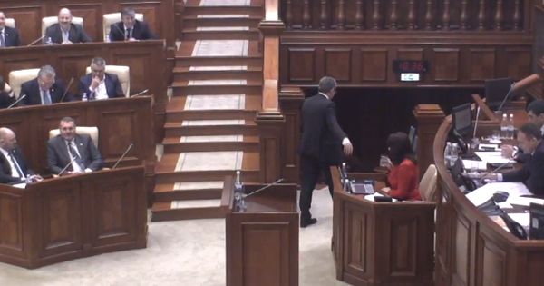 Replici acide astăzi în Parlament. 