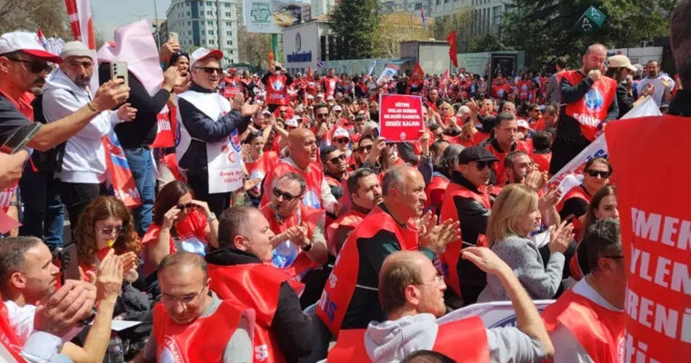 В Турции учителя вышли на протесты после стрельбы в школах.