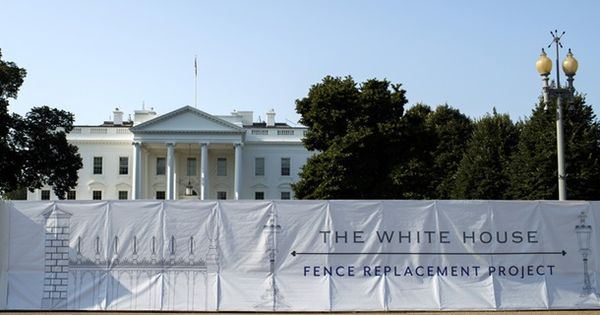 Трамп строит четырехметровую "стену" вокруг Белого дома.